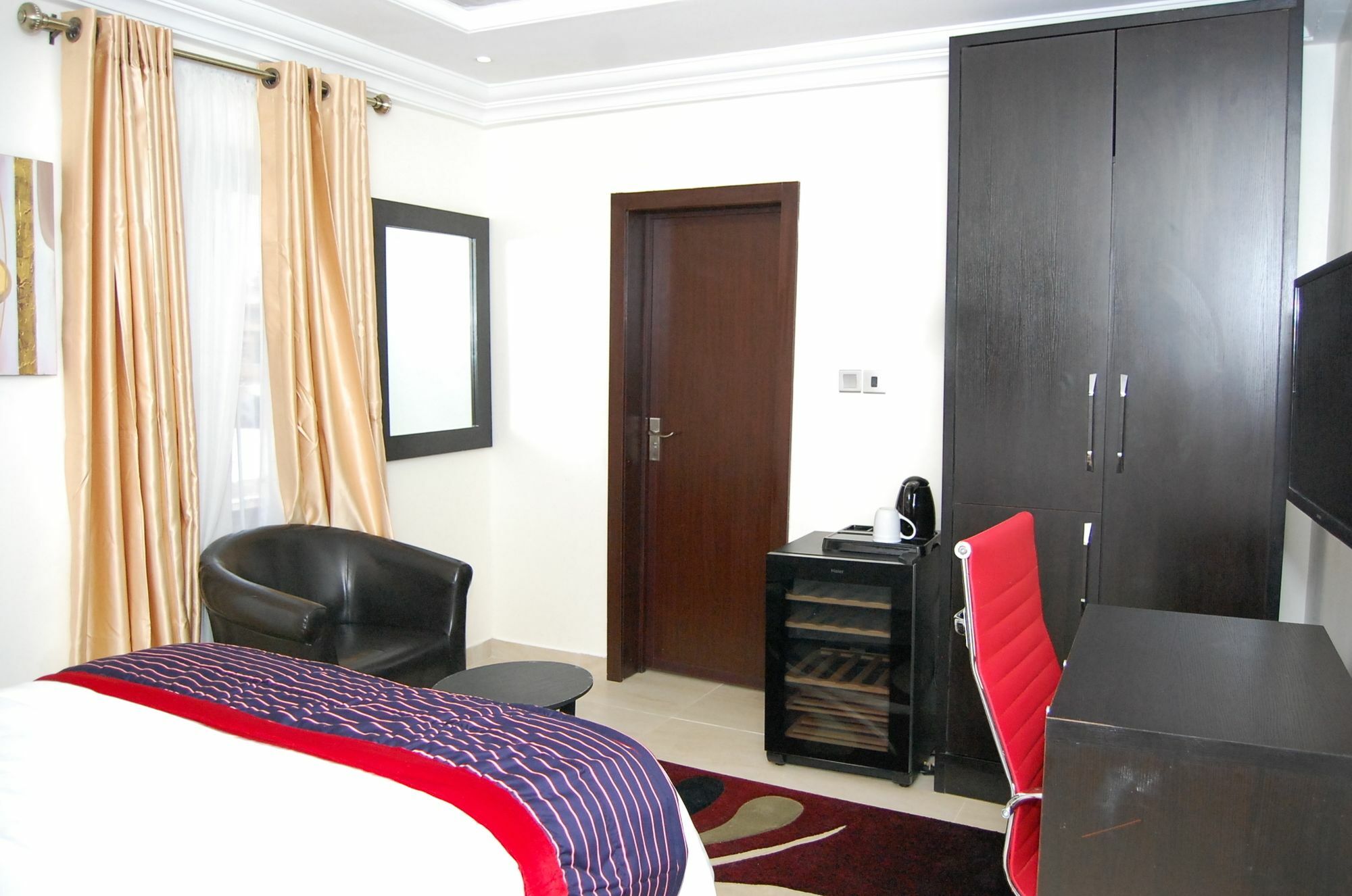 The Montrose Hotel Леки Екстериор снимка